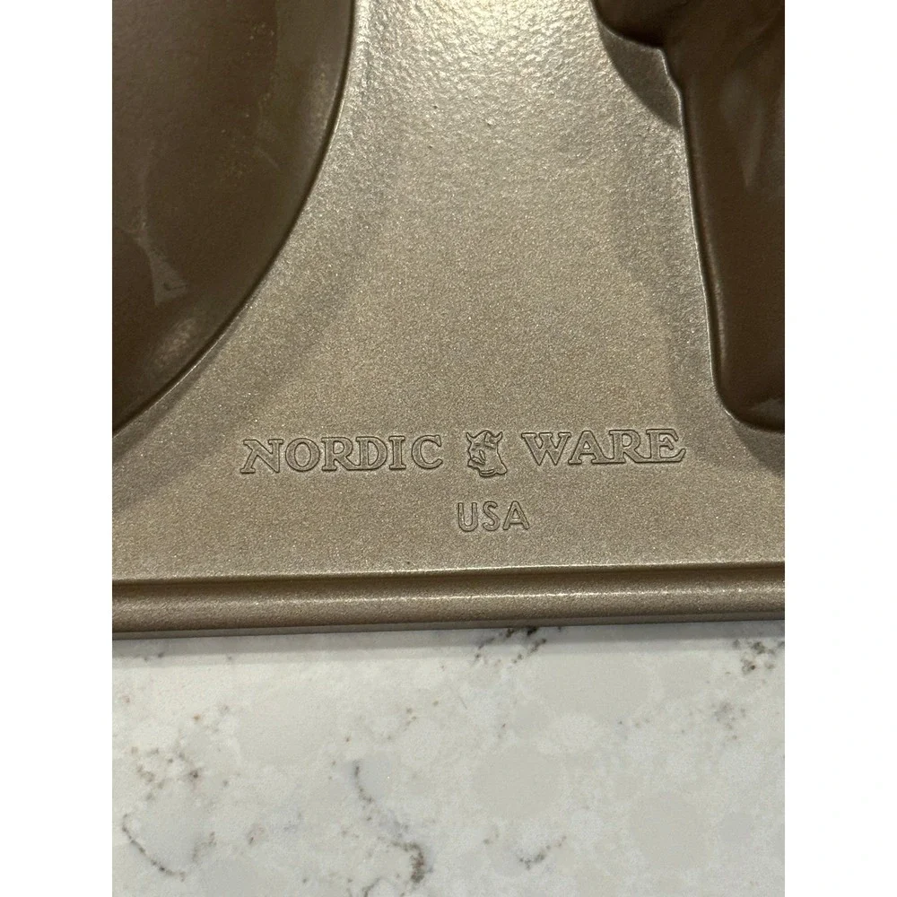 Nordic‎ Ware USA Snowman Cake Pan 3D Baking Mold Holiday Winter Christmas